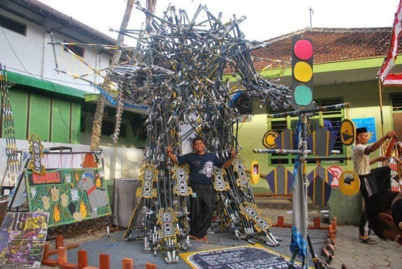 pionering berbentuk robot