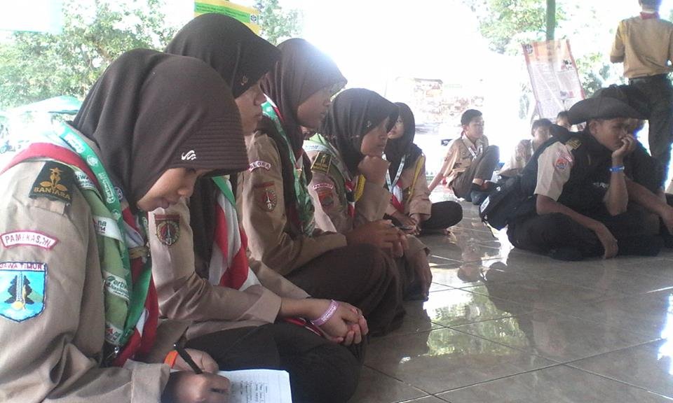 Peserta pramuka sedang mendengar materi Pramuka Botol Kecap