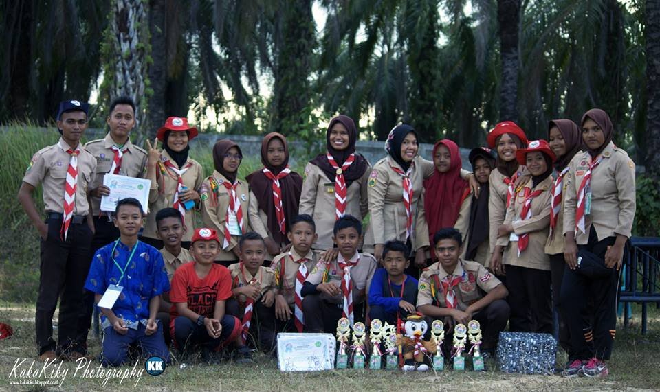 Foto kemenangan pramuka dengan piala